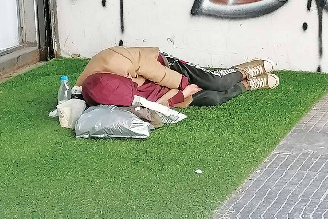Η αόρατη Αθήνα: Δίπλα σε «in» στέκια και σε μαγαζιά διάσημων οίκων ζουν τη σκληρή καθημερινότητά τους εκατοντάδες άστεγοι