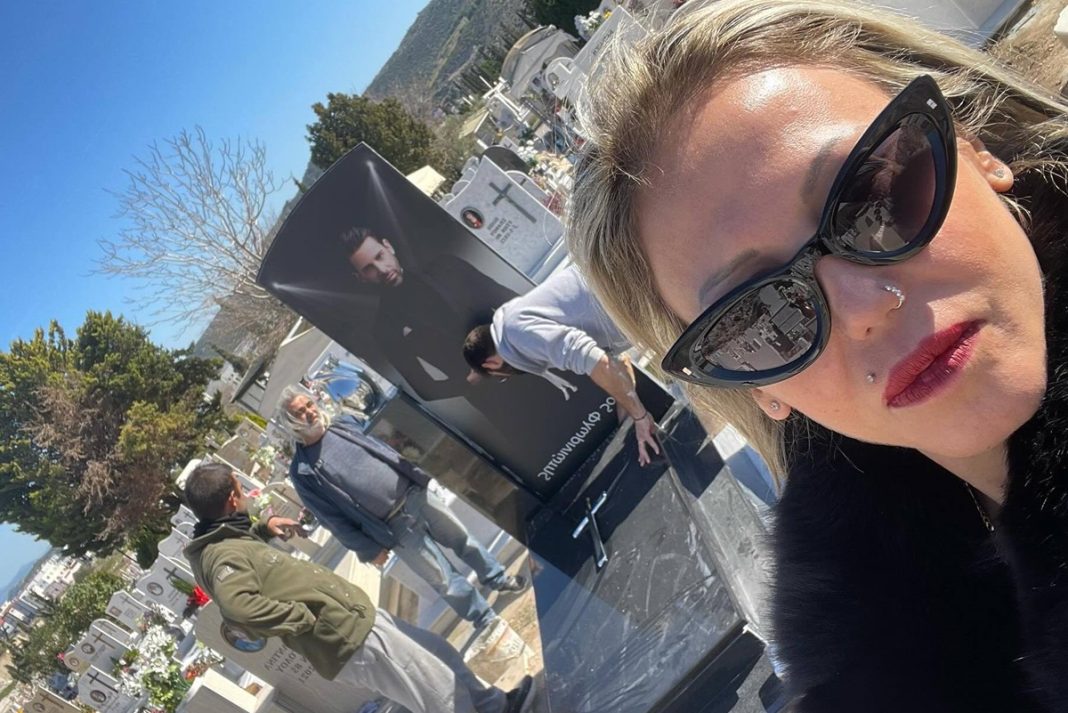 Άννα Φλωρινιώτη: Οι φωτό στον τάφο του αδελφού της ξεσήκωσαν θύελλα αντιδράσεων
