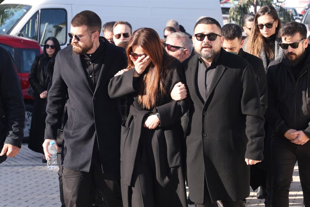 Κηδεία Χάρη Κωστόπουλου: Συντετριμμένοι η σύζυγος και οι γιοι τους