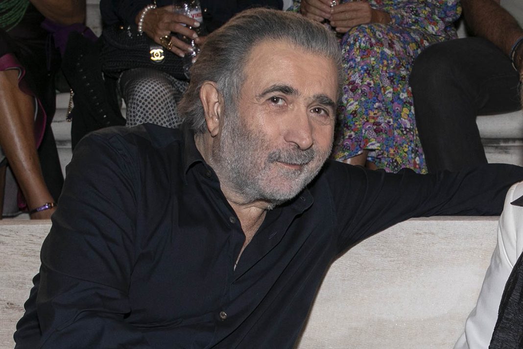 Λάκης Λαζόπουλος: Σαρώνει και στο θέατρο Βέμπο ως... πεθαμένος
