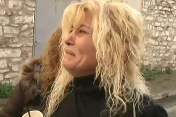 Σπάραξε η μάνα του άφαντου Μπάμπη Κούτσικου όταν αντίκρισε τον κρεοπώλη έξω από την αστυνομία