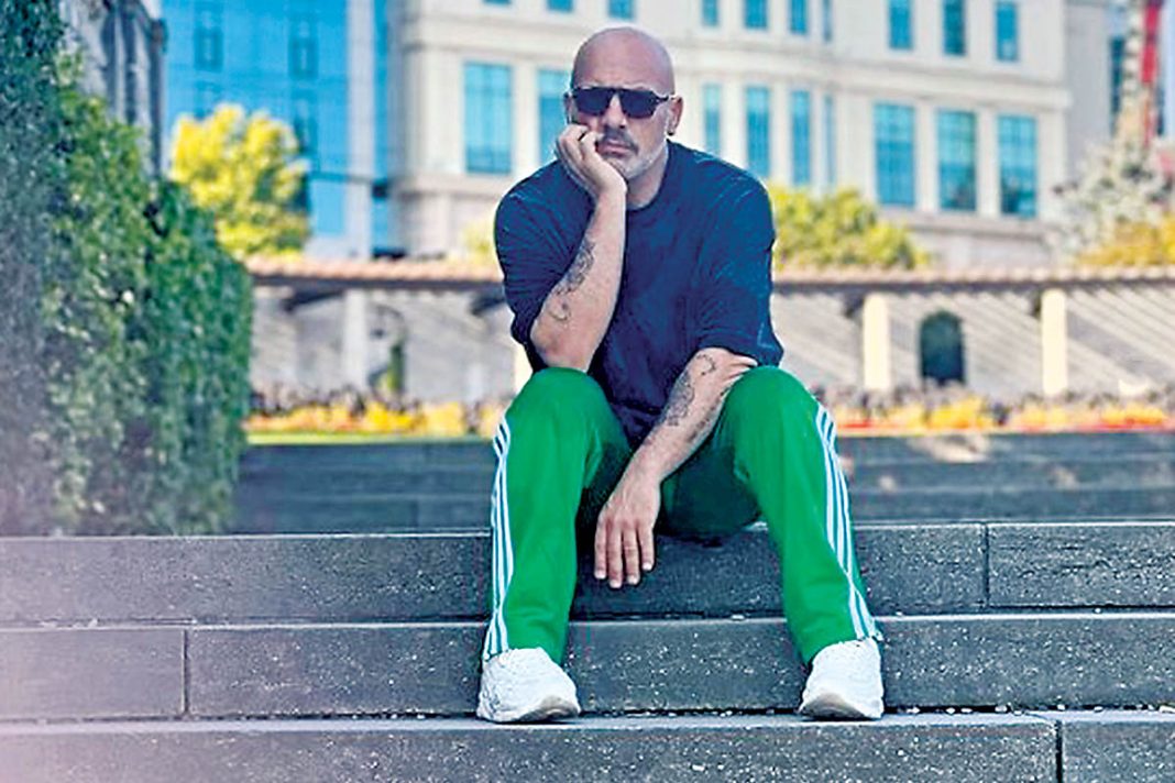 Ο Νίκος Μουτσινάς επιστρέφει «βραδιάτικα» στον Alpha!