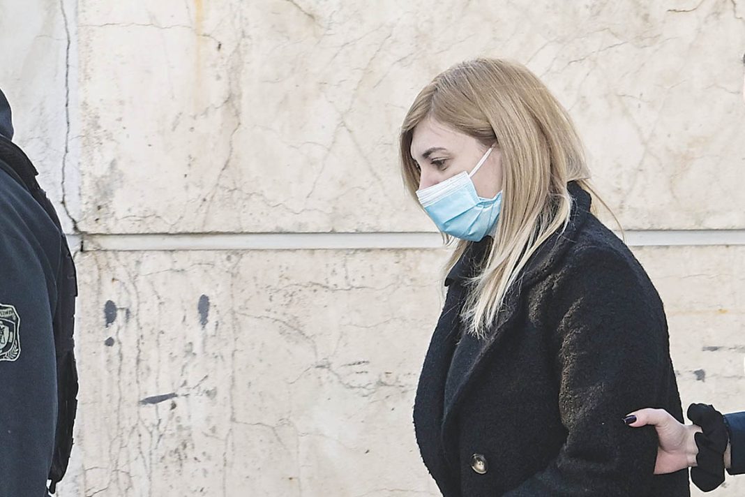 Άγριο ξεφωνητό της Πισπιρίγκου στη δικαστική αίθουσα προς τον Μάνο για τις απιστίες του