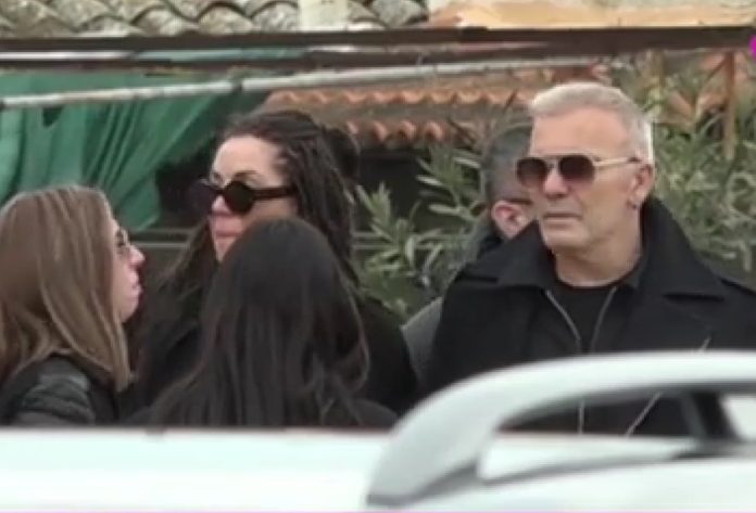 Συντετριμμένος ο Στέλιος Ρόκκος στο τελευταίο αντίο στον αδελφό του