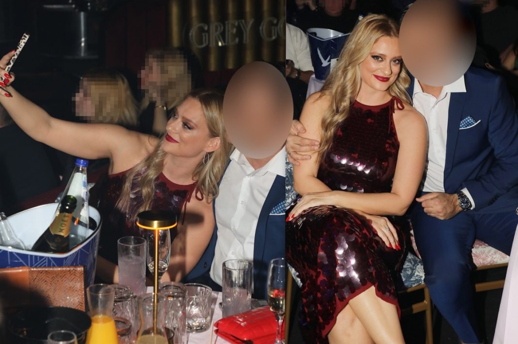 Σπάνια δημόσια εμφάνιση με την κούκλα σύζυγό του έκανε γνωστός παρουσιαστής