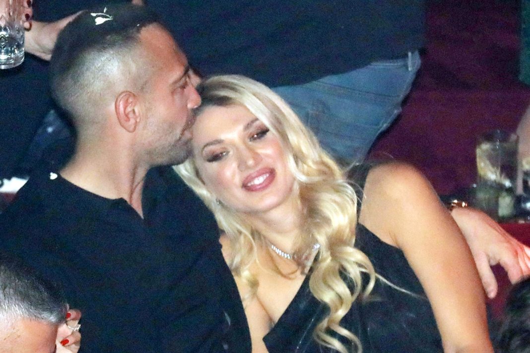 Κωνσταντίνα Σπυροπούλου - Βασίλης Σταθοκωστόπουλος: Αγκαλιά σε βραδινή τους έξοδο