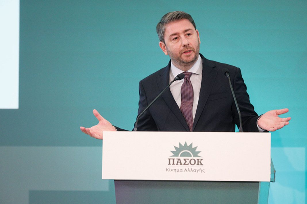 Η ρομαντική ανάρτηση του προέδρου του ΠΑΣΟΚ για του Αγίου Βαλεντίνου που εξέπληξε τους οπαδούς του κόμματος