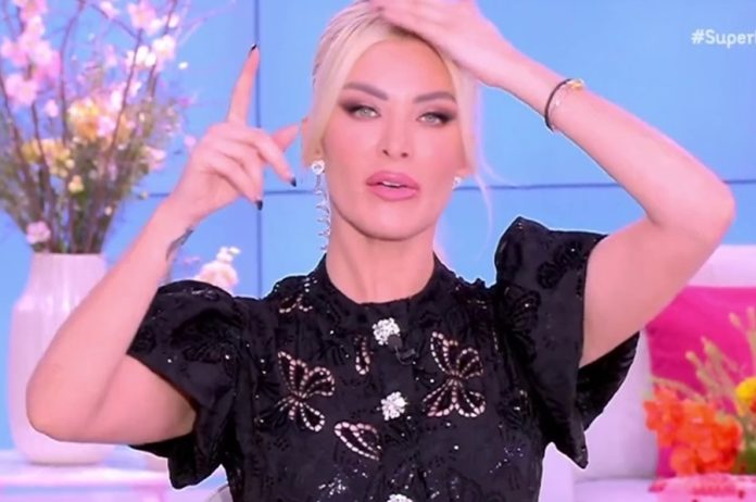 Κατερίνα Καινούργιου: Αδιαθεσία και νεύρα on air - «Πείτε ότι θέλετε»