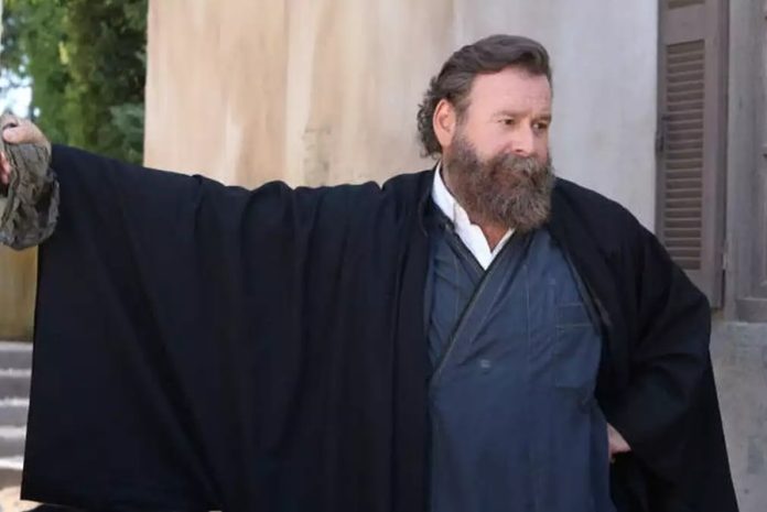 Κωστής Σαββιδάκης: Ο παπάς των «Άγριων Μελισσών» πέταξε τα ρούχα του στην παραλία