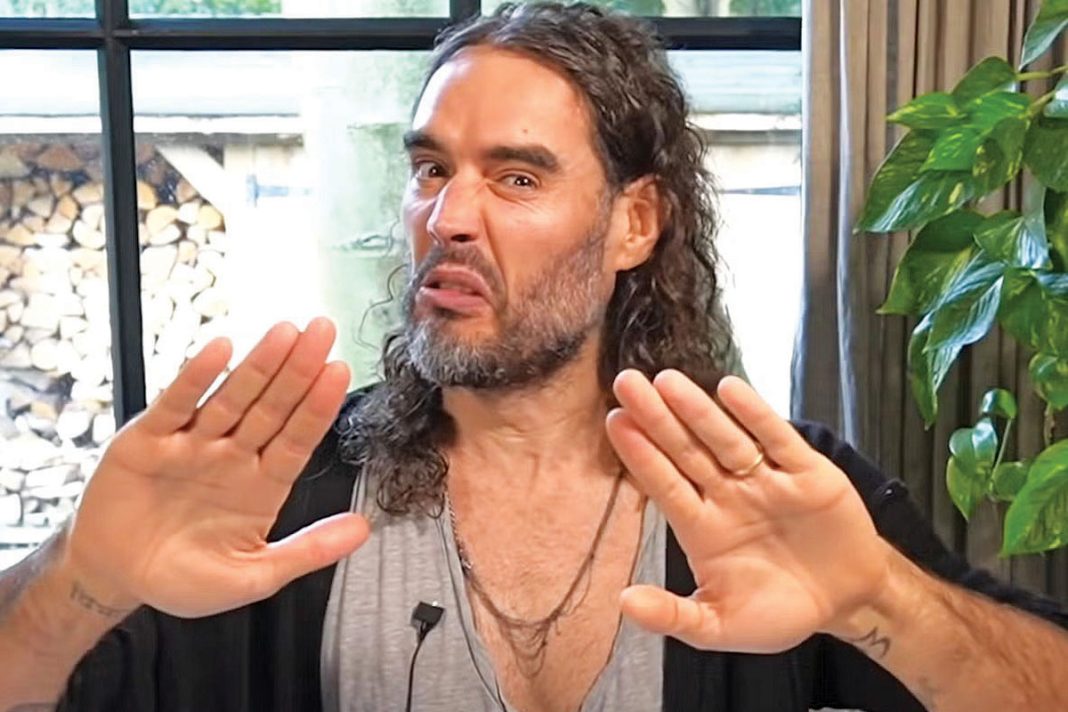 Ράσελ Μπραντ: Ξύπνησε από τον «λήθαργο» μετά τις εις βάρος του καταγγελίες