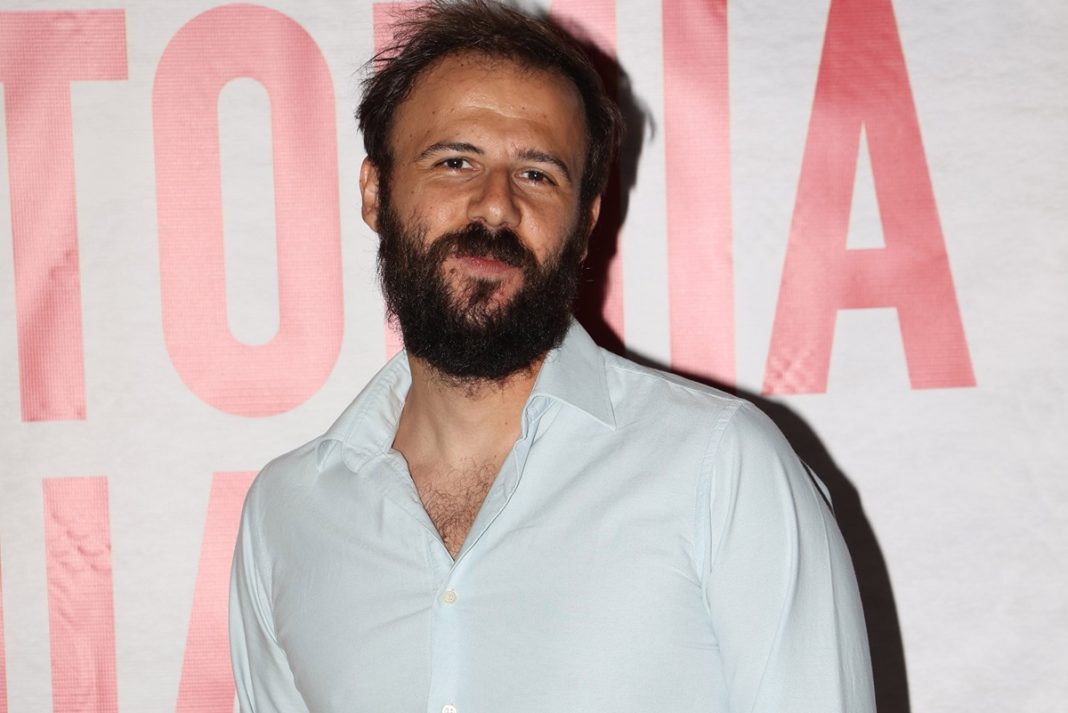 Νίκος Γκέλια: «Η γυναίκα μου είναι έξι χρόνια μεγαλύτερη και φαίνεται 18 χρονών»