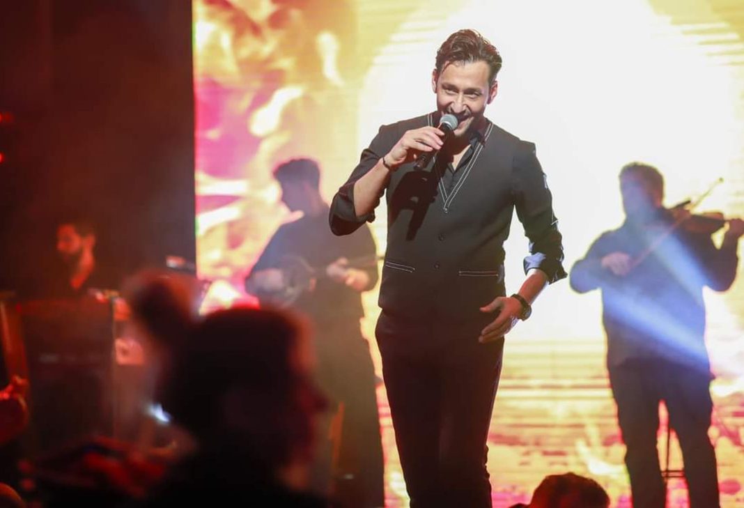 Πάνος Καλίδης: Η έκπληξη γενεθλίων onstage και η αποκάλυψη για την ηλικία του - Πόσα χρόνια έκρυψε