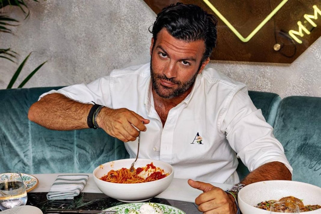 Τζωρτζ Παπακώστας – Η σχέση με τη σύντροφό του, τα σχέδια γάμου και ο λόγος που έφυγε από τη Μενεγάκη