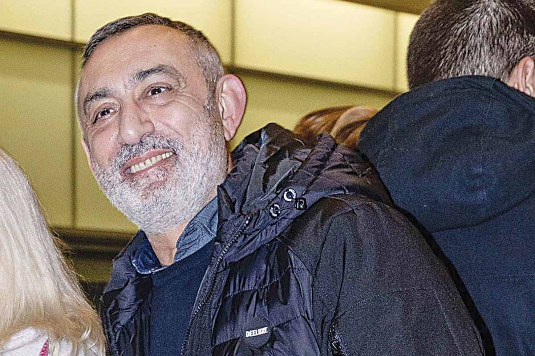 Γκριζάρισε ο (μουσάτος) Βασίλης Ρίσβας