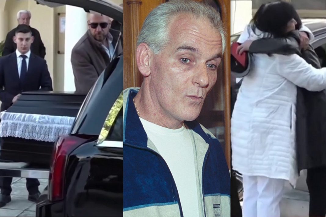 Συντετριμμένες οι κόρες του Βαγγέλη Ρωχάμη στην κηδεία του