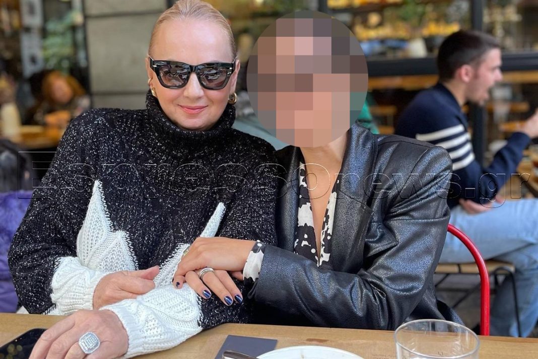 Άφησε για λίγο τα γυρίσματα της σειράς που πρωταγωνιστεί και βγήκε για καφέ με τη μαμά της