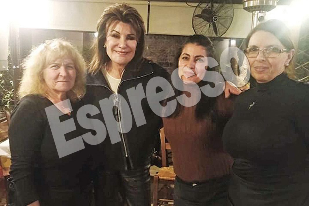 Casual εμφάνιση της Γιάννας Αγγελοπούλου σε ιστορική ταβέρνα στην Ακαδημία Πλάτωνος