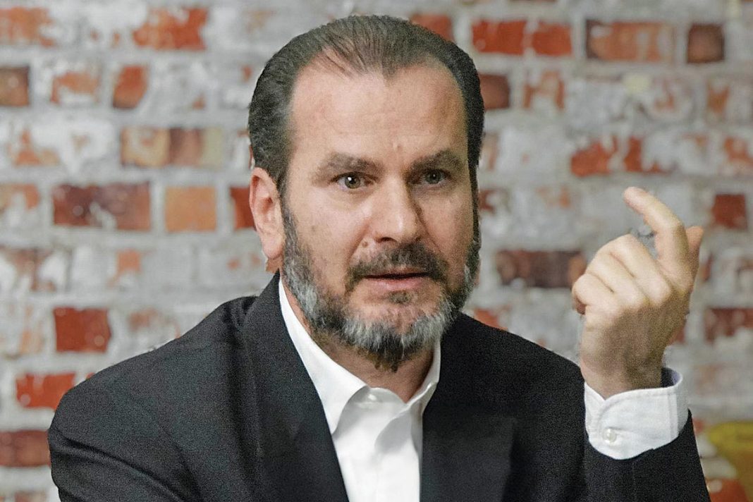 Αρχισε η δίκη του ιδρυτή της ιστοσελίδας Ellinika Hoaxes Δημήτρη Αλικάκου για τις αναφορές του στο Αγιο Φως