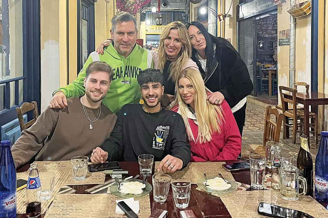 Από το «Just the 2 οf us» στον Πειραιά για... μεζεδάκια