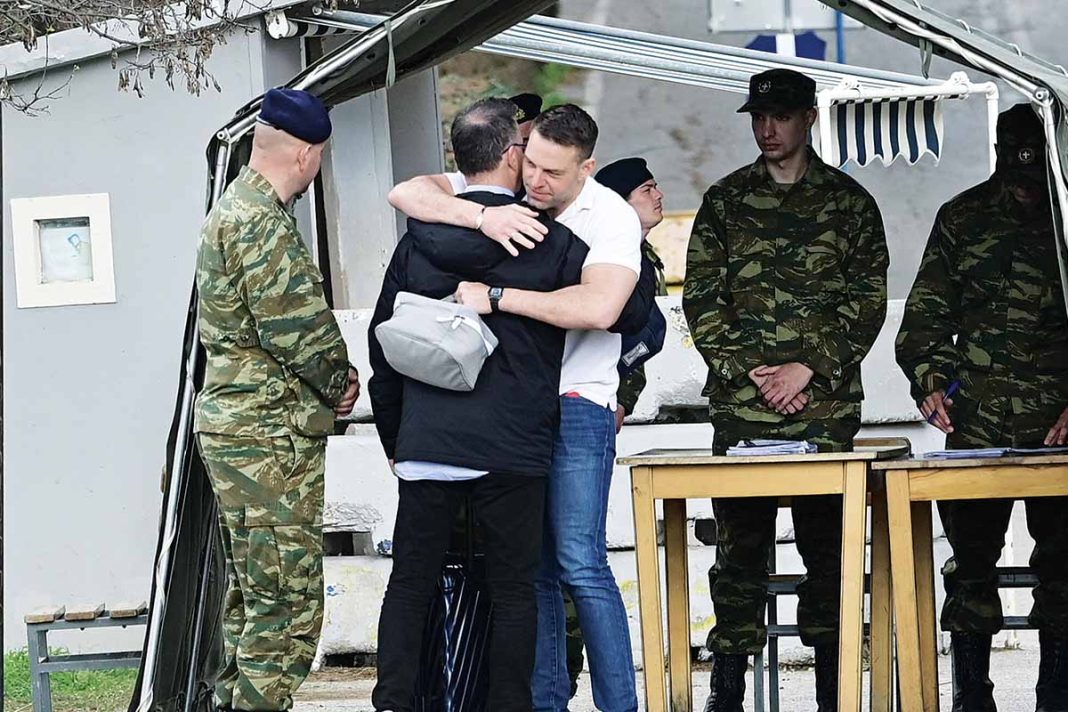 Δεκαπέντε ημέρες θα φοράει τα χακί ο Κασσελάκης!