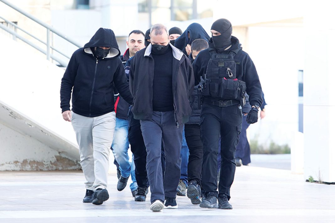 Ένοχος για βιασμό ο Ηλίας Μίχος – Αθώα η μητέρα της 12χρονης για μαστροπεία και πορνογραφία