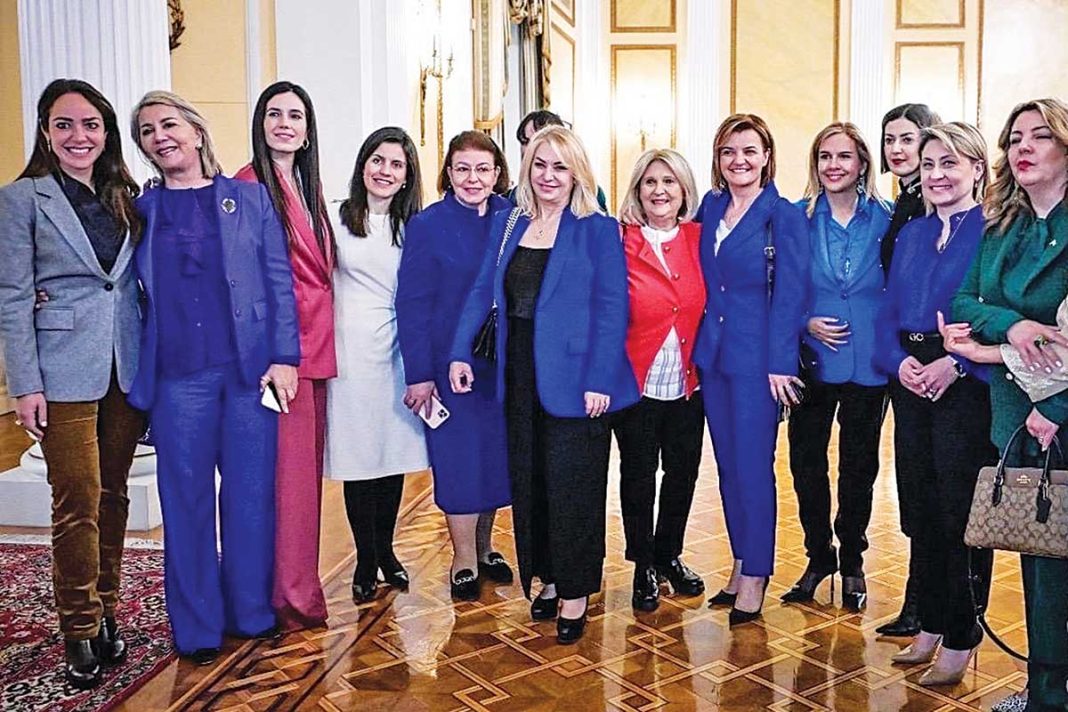 Η εντυπωσιακή χρωματική συμφωνία από βουλευτίνες και υπουργούς της κυβέρνησης