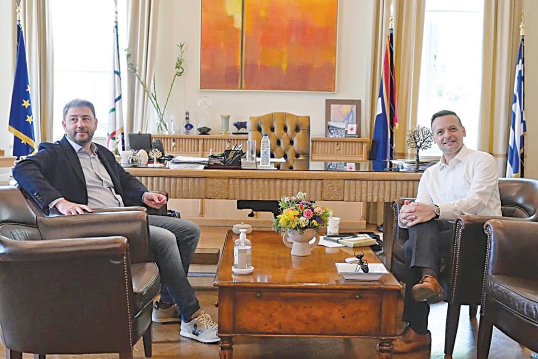 Ανδρουλάκης και Δούκας ήπιαν τον «καφέ της ειρήνης» στο δημαρχείο της Αθήνας