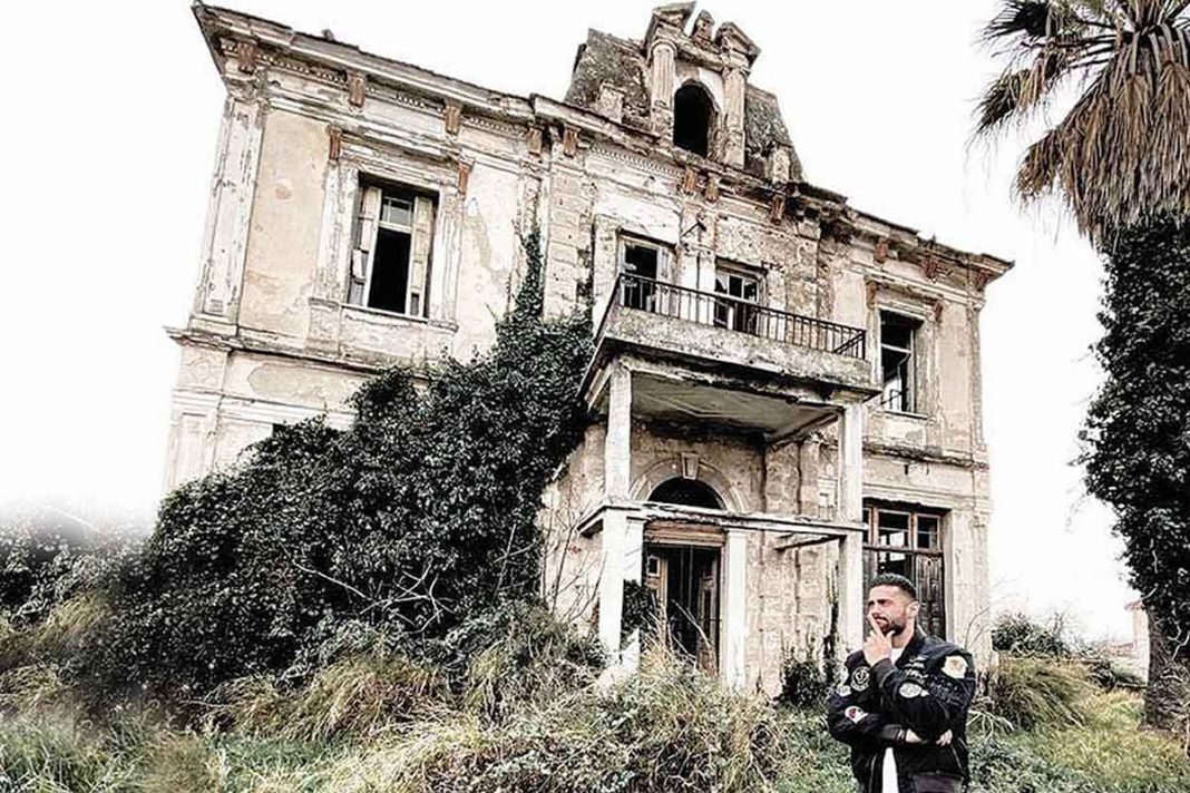 Η έπαυλη-φάντασμα και η σεξουαλική κακοποίηση μαθητή σε εκδρομή