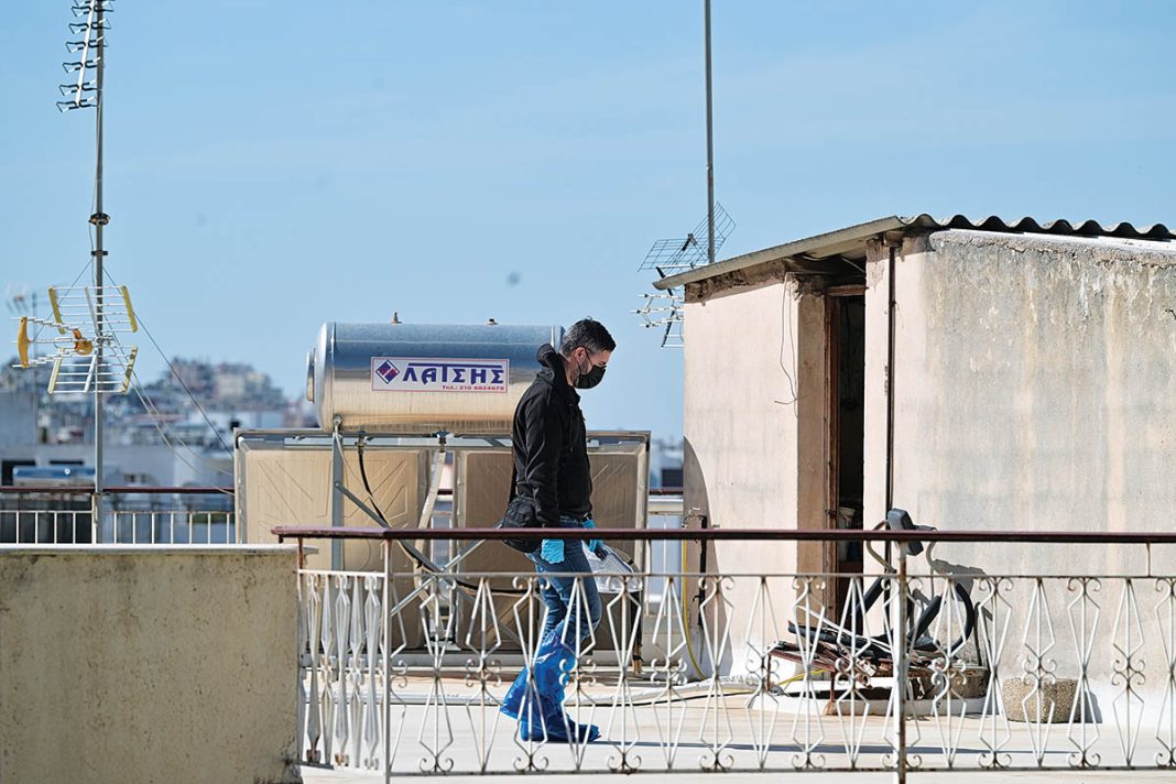 Αποτύπωμα στη σκανδάλη της καραμπίνας δείχνει ότι ο 36χρονος σκότωσε  τη μητέρα του πριν αυτοκτονήσει στην Ηλιούπολη
