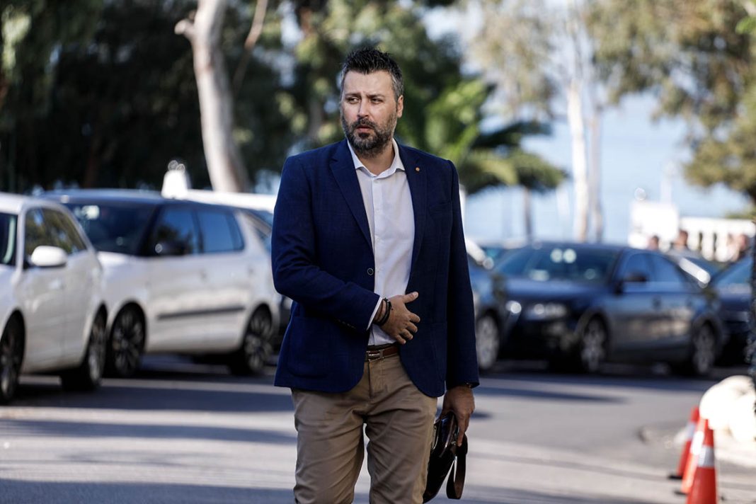 Ακήρυχτος πόλεμος εις το όνομα του πατρός από τον Καλλιάνο για όσους γιατρούς έστειλαν τον πατέρα του στον τάφο