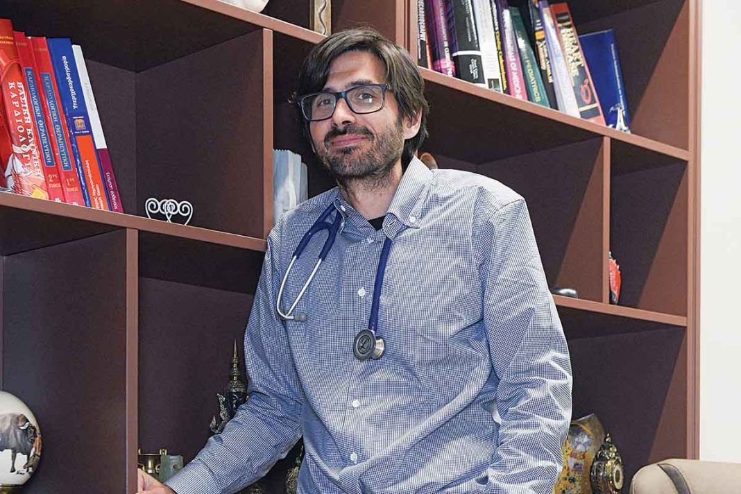 Ο διδάκτωρ καρδιολόγος Χαράλαμπος Κάββουρας μιλάει για τα πολλά εμφράγματα στη showbiz και όχι μόνο