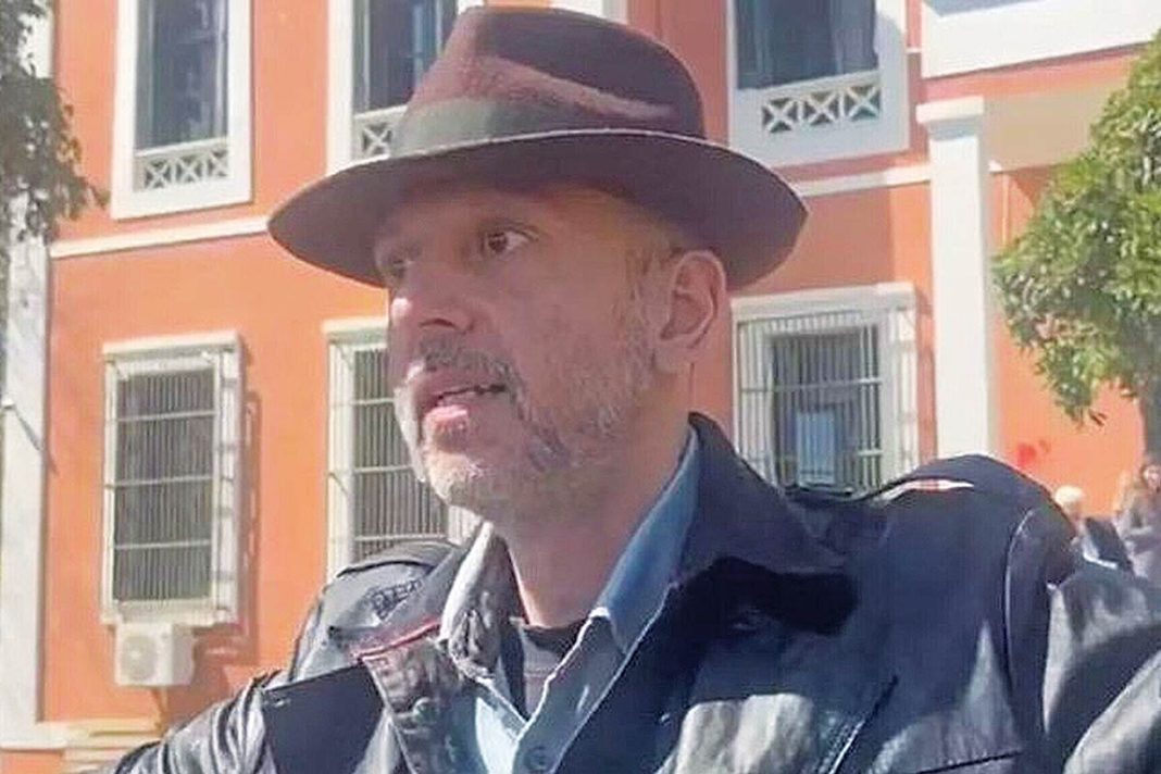 Ντρίμπλαρε τους δημοσιογράφους ο καθηγητής λυκείου που συνελήφθη για σεξουαλική παρενόχληση μαθήτριάς του