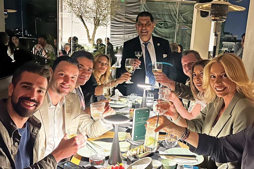 Βραδιά για φίλους με οικοδεσπότη τον Ιωάννη Λύρα