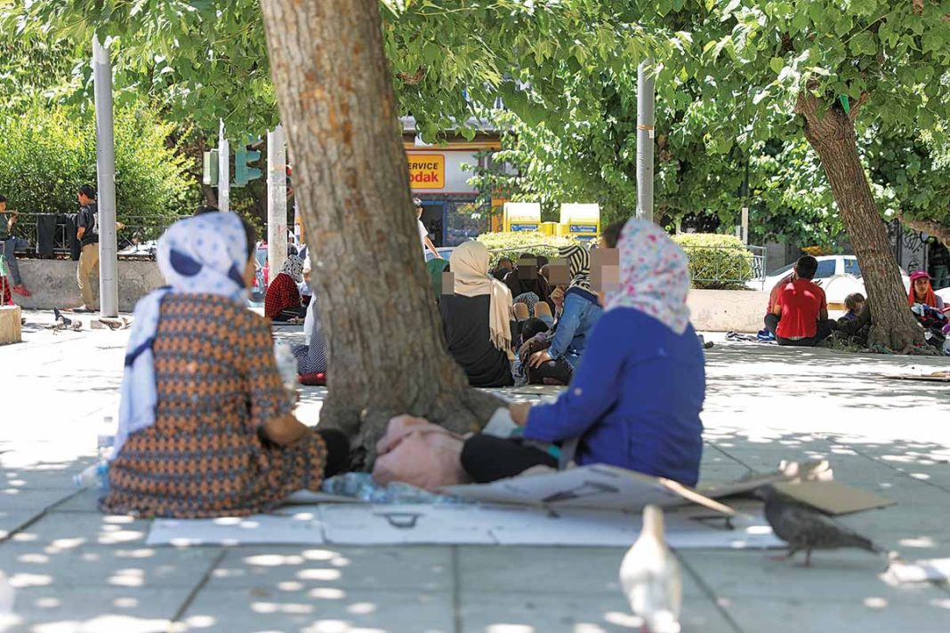 Μέχρι και εικονικούς γάμους ομόφυλων ζευγαριών κανόνιζαν τα μέλη της σπείρας με τις παράνομες ελληνοποιήσεις