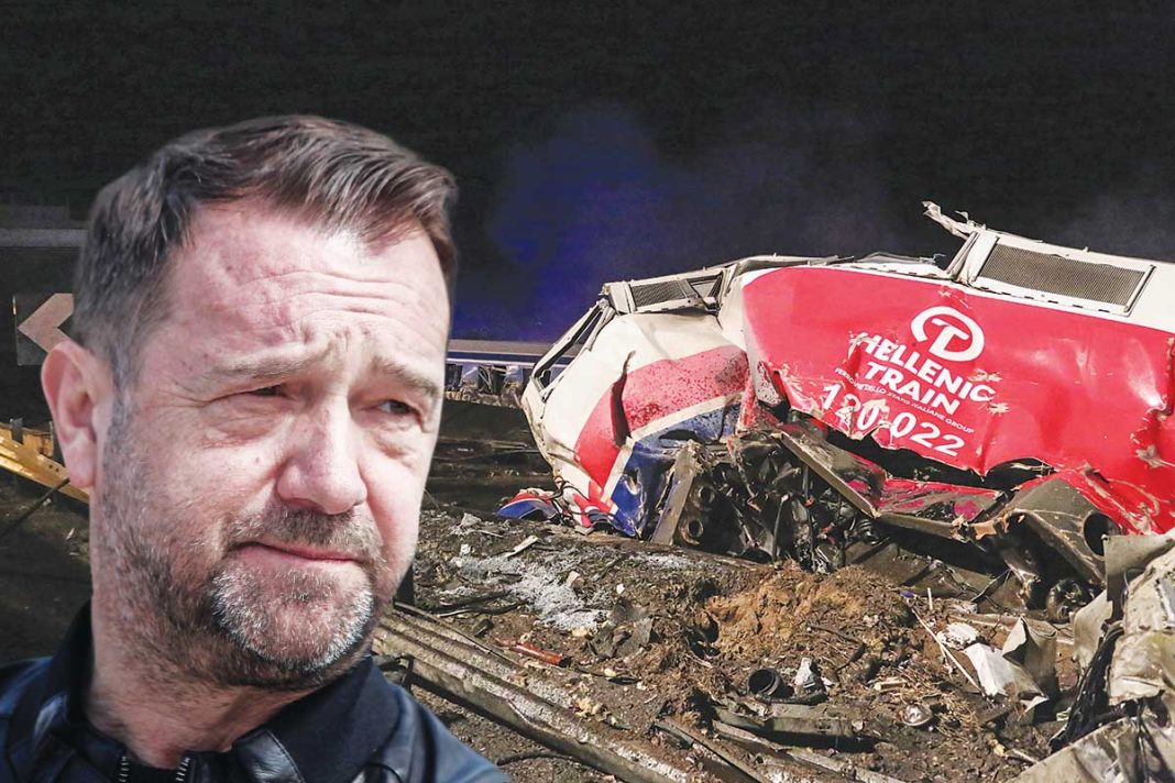 Ο πατέρας των δίδυμων κοριτσιών αποκάλυψε ότι τη στιγμή της τραγωδίας στα Τέμπη ο μοιραίος σταθμάρχης ήταν με ιερόδουλη