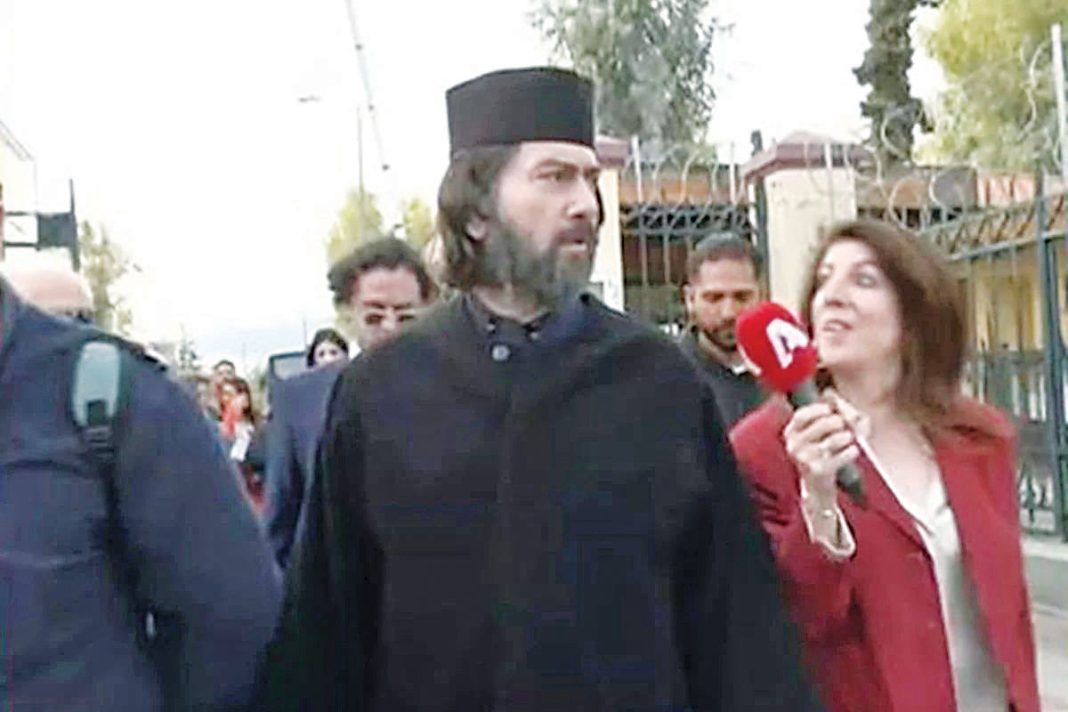 Με μακρύ μαλλί στην Ευελπίδων ο πατέρας Αντώνιος στη δίκη για την άγρια σωματική κακοποίηση 14 παιδιών της «Κιβωτού»
