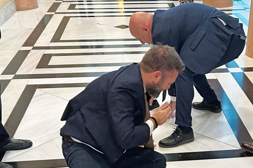 Στα χέρια πιάστηκαν ο ανεξάρτητος βουλευτής Κωνσταντίνος Φλώρος και ο Βασίλης Γραμμένος της Ελληνικής Λύσης!