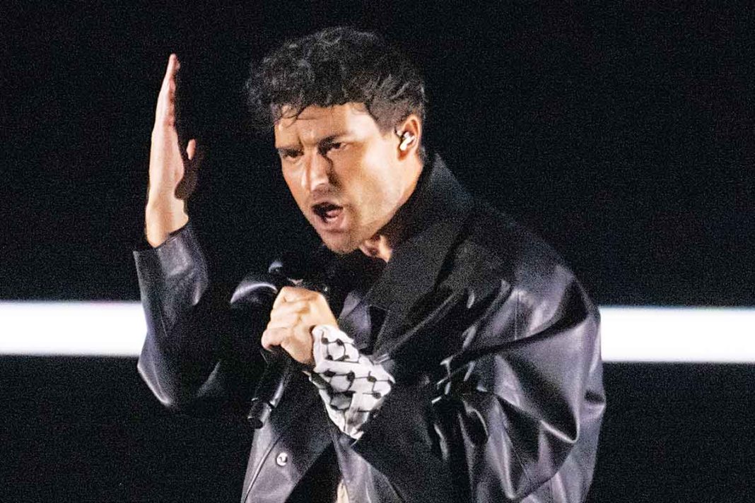 Εurovision 2024: Δίχασε ο Σουηδός με το παλαιστινιακό μαντίλι