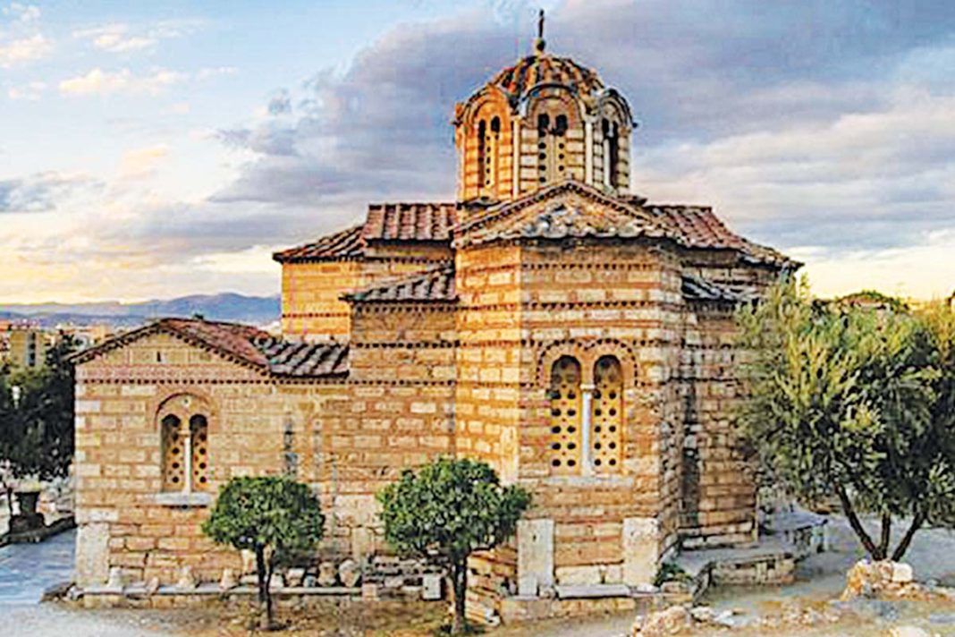 Δύο ομοφυλόφιλοι επιδόθηκαν σε σεξουαλικές πράξεις σε προαύλιο εκκλησίας τη Μ. Τετάρτη
