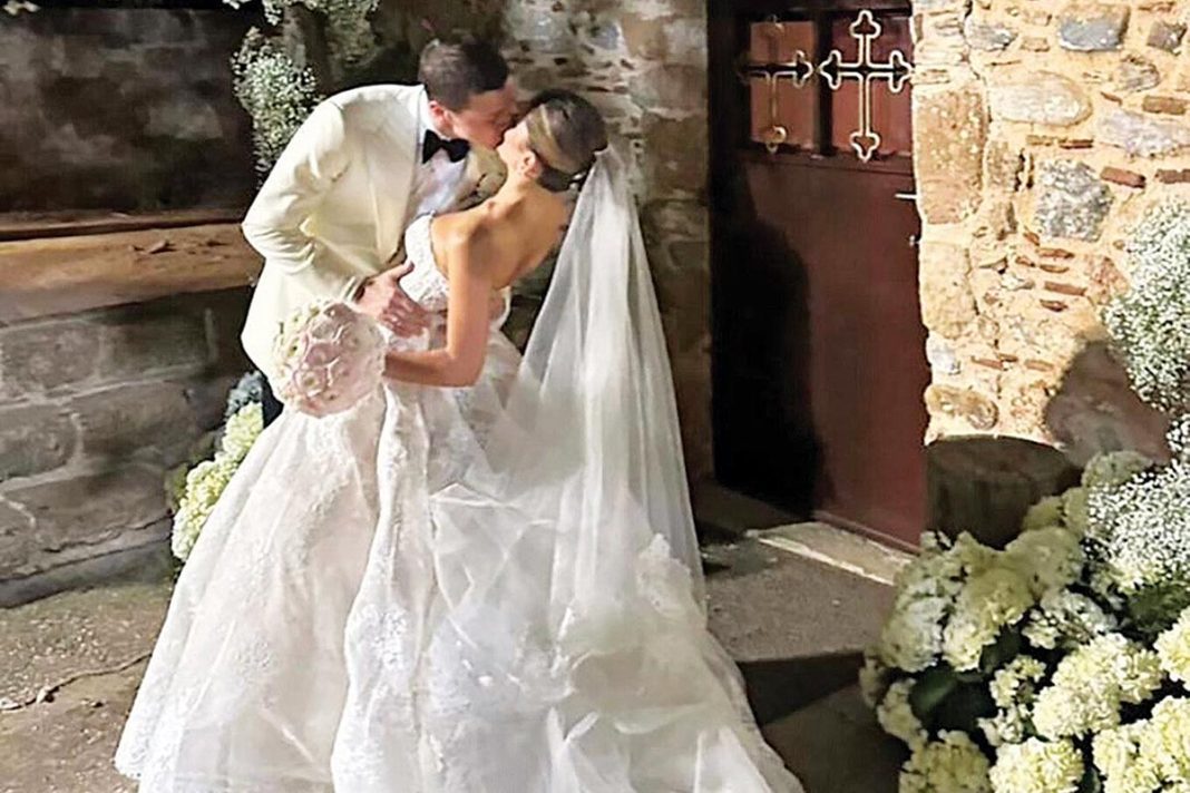 Ο μοναχογιός της αείμνηστης Μαρίας Πατέρα, Αντώνης Ξυλάς, παντρεύτηκε την αγαπημένη του Ιφιγένεια Πρωτονοτάριου