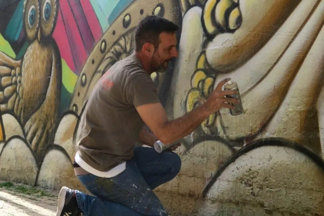 Mίλτος Τσαλικίδης: Ο 50χρονος γραφίστας με την τέχνη τού  δρόμου έδωσε άλλη όψη στις εγκαταστάσεις
