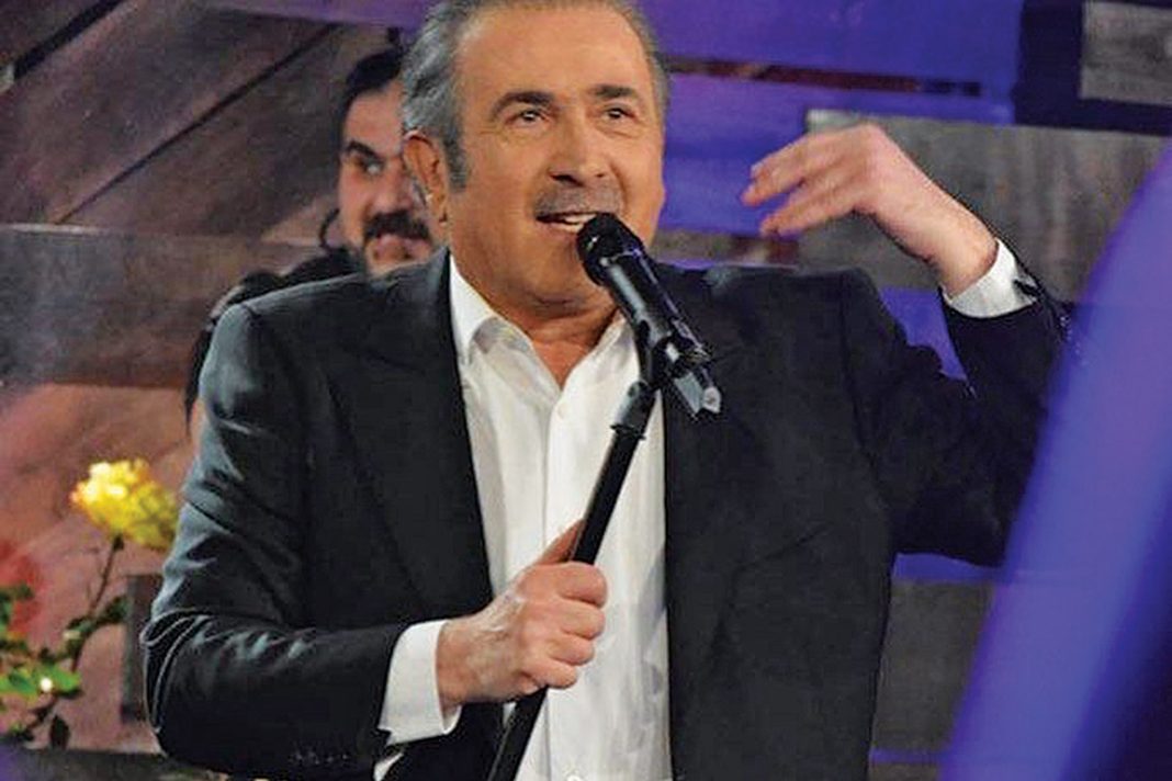 Ο Λαζόπουλος, σε μια σατιρική βραδιά, στο Christmas Theater, στις 28 Μαΐου