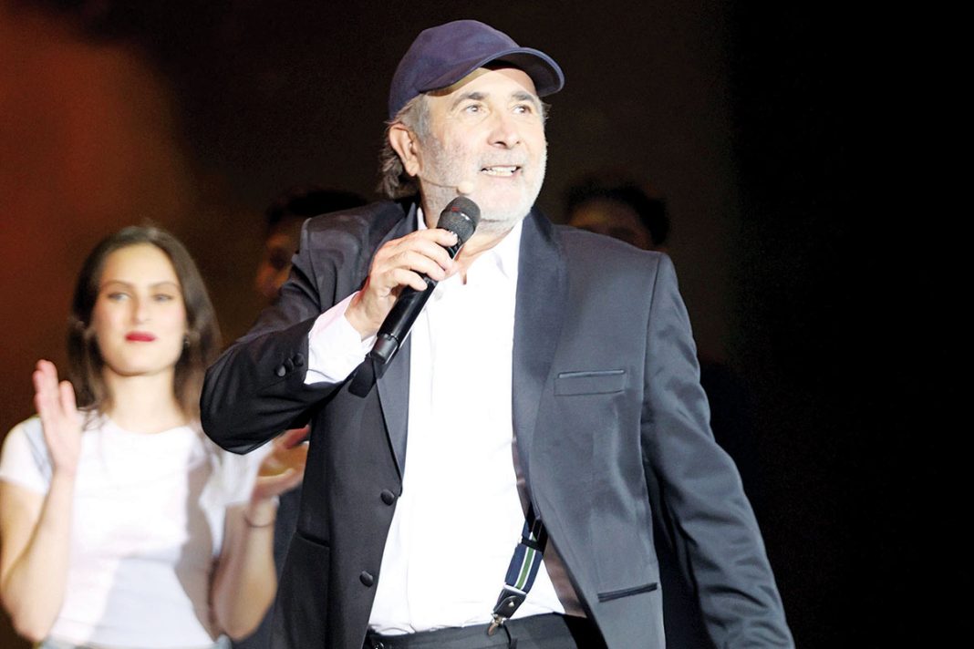 Τα λόγια της Καρυστιανού στη σκηνή της παράστασης  «Αλ Τσαντίρι Νιουζ»