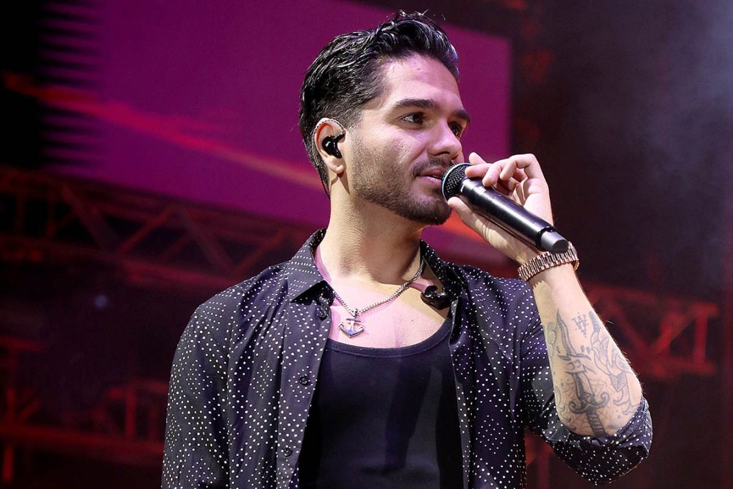 Χρήστος Μάστορας: Οι πρώτες εικόνες του frontman του συγκροτήματος ΜΕΛΙsses ως Καζαντζίδης