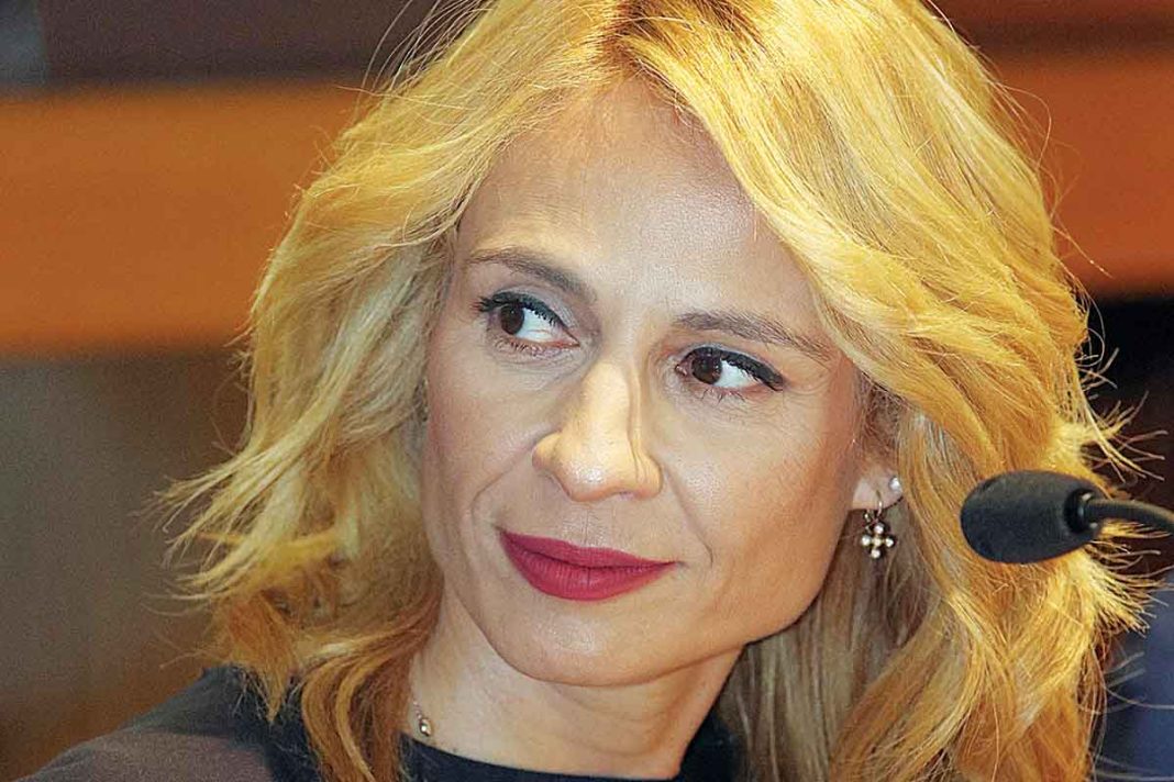 Πένθος για την Μπιζόγλη, «έχασε» τον πατέρα της