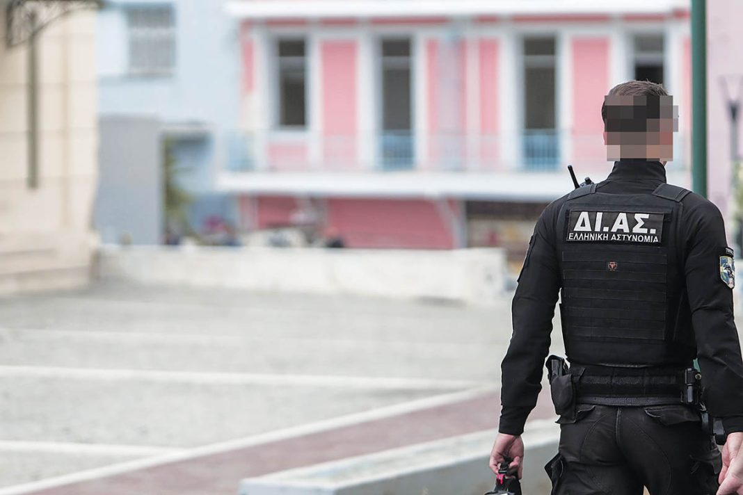 Αστυνομικοί της ΔΙΑΣ έβγαλαν «λαβράκι»