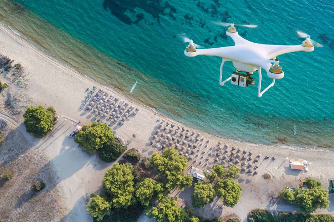 Drones εμφανίστηκαν στη Χαλκιδική για να ελέγξουν παράνομες καταλήψεις από ομπρέλες και ξαπλώστρες