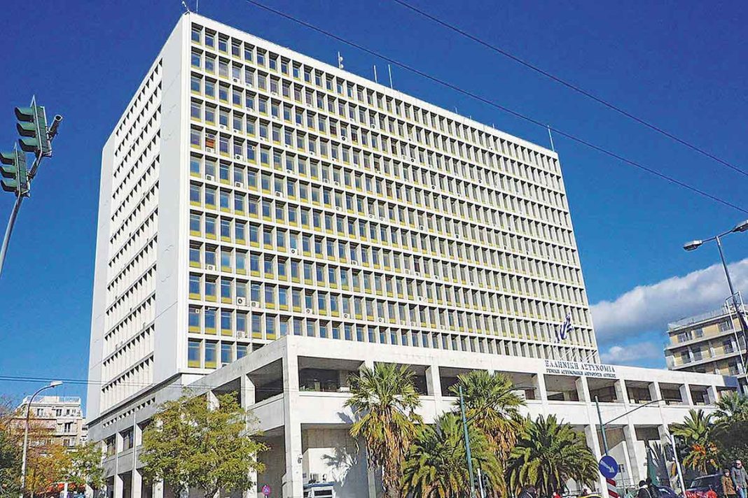 «Ρόκι» ποινικολόγος: Θρίλερ τη νύχτα με σκάλες, ξυλοδαρμένη σύζυγο και κουμπί πανικού