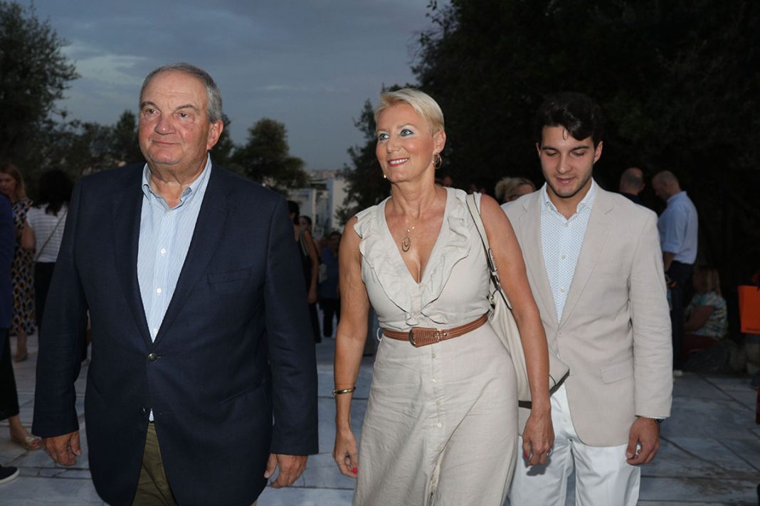 Ο Κώστας Καραμανλής με τη Νατάσα Παζαΐτη και τον γιο τους στο Ηρώδειο