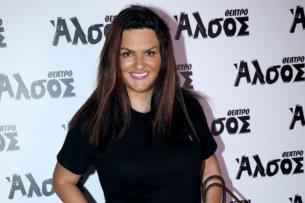 Η κυρία Κατσαφάδου σε γκαλερί με look παραλίας